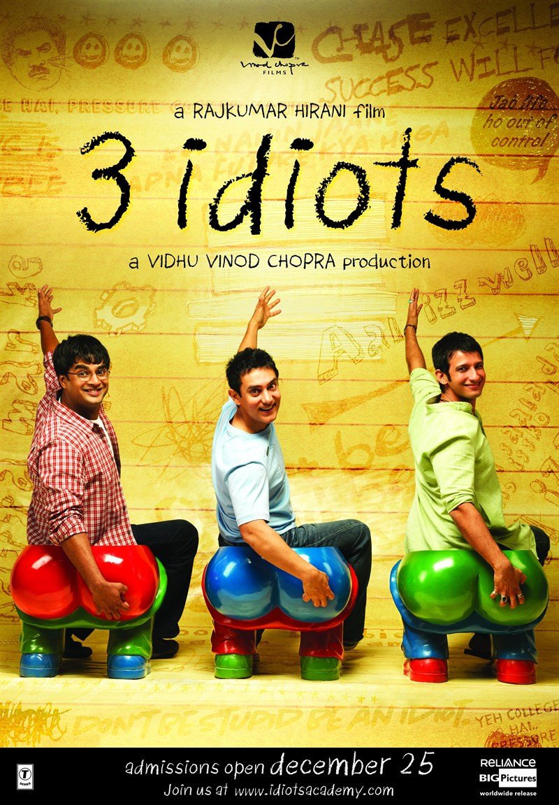 Ba người bạn thân trong phim 3 Idiots, đứng trước bối cảnh trường đại học