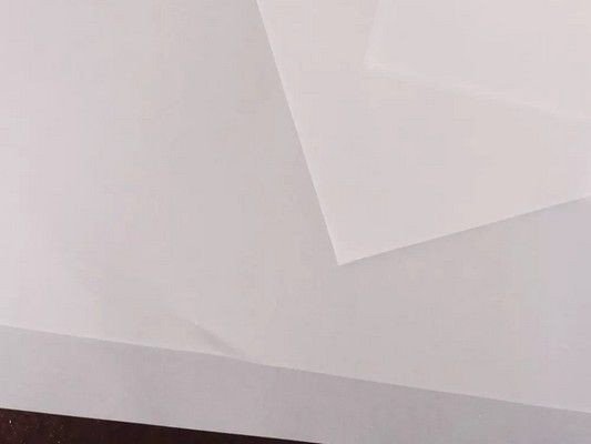 Ba tờ giấy can trong mờ xếp chồng lên nhau, dùng để sao chép họa tiết cho việc trang trí đồ dùng học tập