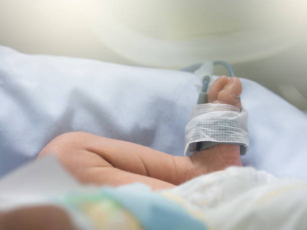 Bác sĩ chuyên nghiệp hỗ trợ sản phụ sinh nở, liên quan đến giấc mơ thấy mình đỡ đẻ cho người khác.