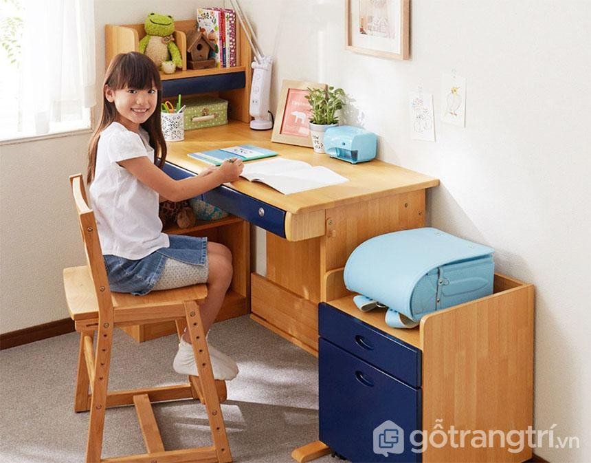 Bàn học cho bé tiểu học với cách trang trí gọn gàng, khuyến khích sự tập trung và ngăn nắp.