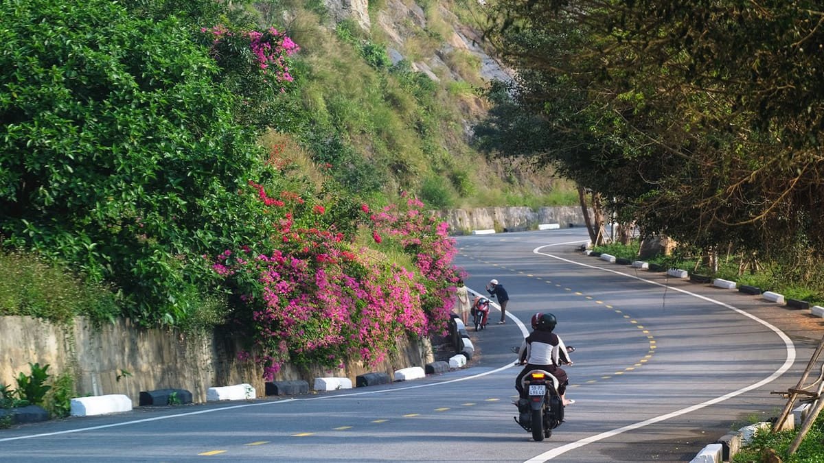 Bàn tay cầm thẻ số may mắn, liên quan đến điềm báo khi giải mã giấc mơ đi bộ
