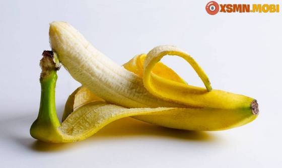 Bàn tay đang nâng niu quả chuối chín, biểu tượng cho sự thành công trong chiêm bao ăn chuối chín.