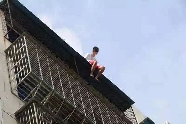 Bàn tay nắm chặt, tượng trưng cho hy vọng và sự kiên cường vượt qua những điềm báo trong giấc mơ thấy người khác nhảy lầu.