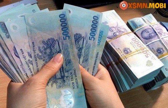 Bàn tay nâng niu tờ tiền 500 nghìn, thể hiện ý nghĩa tâm linh và điềm báo về tài lộc.