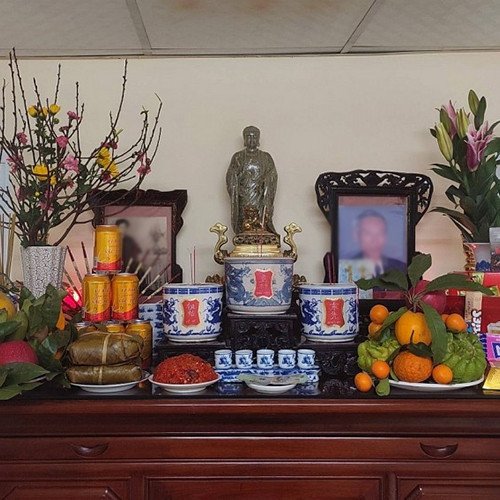 Bàn thờ gia tiên được sắp xếp gọn gàng, thể hiện sự cẩn trọng và tôn kính, nhằm tránh các hiện tượng như ảnh thờ bị đổ hoặc bát hương bị xê dịch