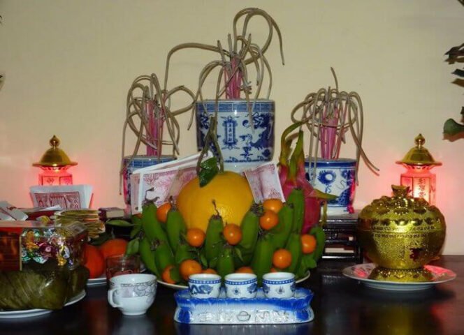 Bàn thờ gia tiên với nhiều bát hương trang nghiêm trong văn hóa Việt