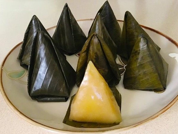 bánh ít gói lá chuối truyền thống, biểu tượng của sự sum vầy trong giấc mơ