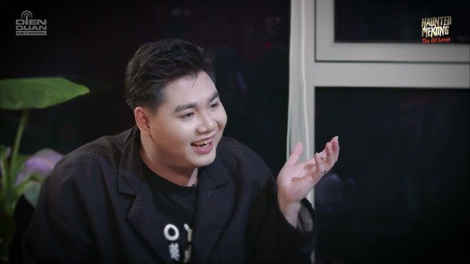Báo đen huyền bí trong rừng rậm tượng trưng cho giấc mơ và tiềm thức