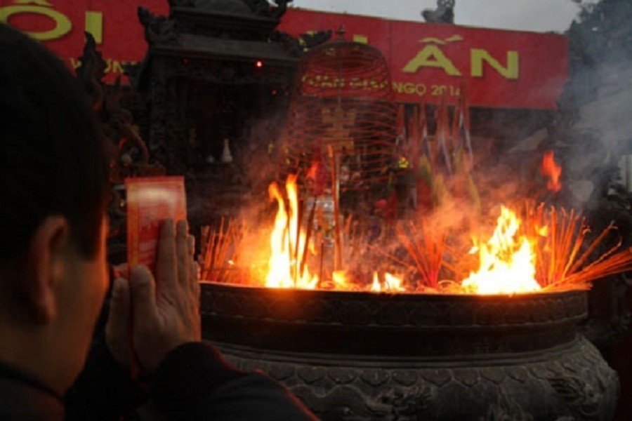 Bát hương bốc cháy