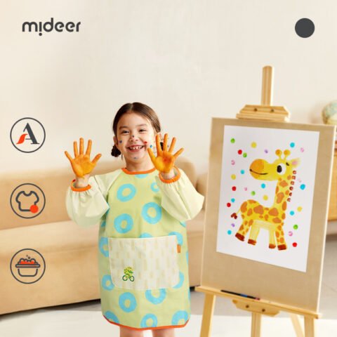 Bé gái mặc áo khoác vẽ Mideer cẩn thận khi vẽ tranh
