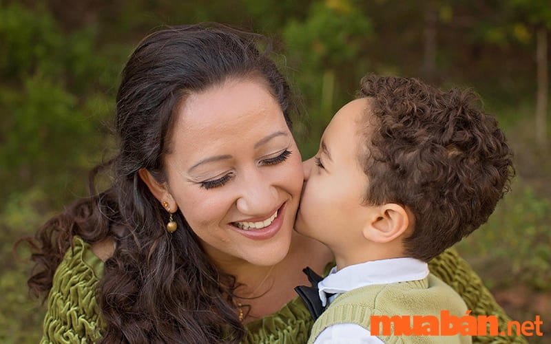 Bé trai hôn bạn trong mơ có thể báo hiệu gia đình bạn đang trục trặc