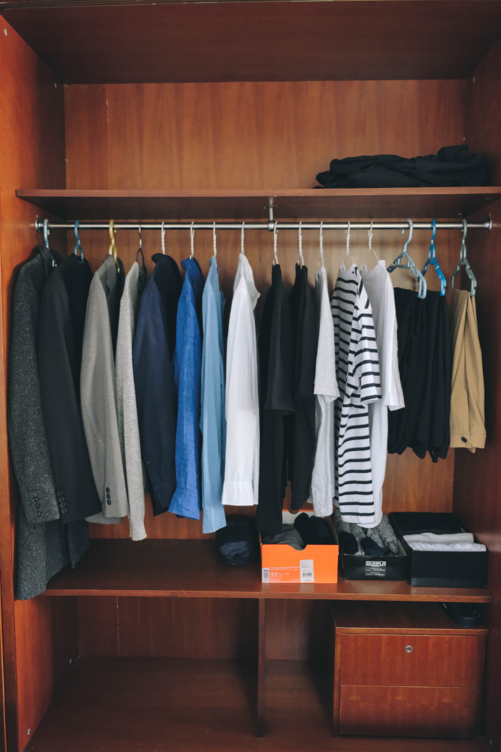 Bên trong tủ quần áo với các ngăn kéo và móc treo