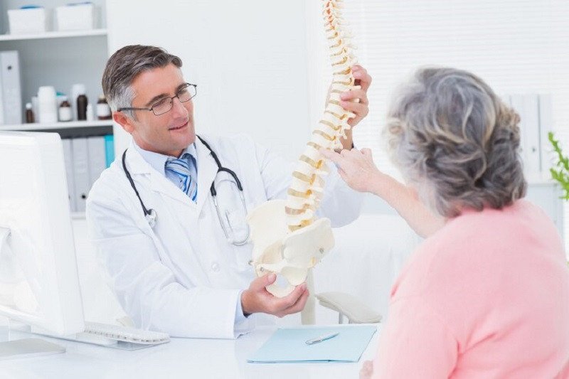 Bệnh nhân được tư vấn chi tiết về rủi ro và lợi ích khi mổ thay đĩa đệm nhân tạo