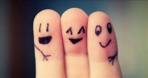 Biểu tượng hai người bạn cũ kết nối, gợi nhắc về tầm quan trọng của việc duy trì tình bạn và tìm lại bản ngã trong mơ.