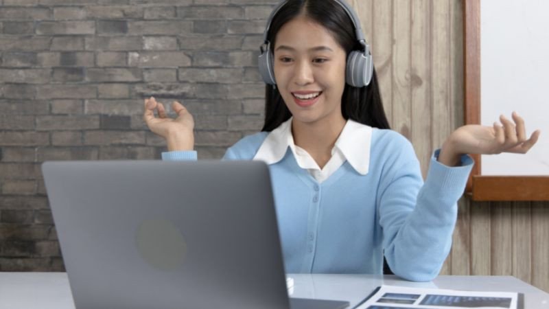 Bill Gates đang diễn thuyết, hình ảnh đại diện cho trí tuệ, tầm nhìn và những bài học quý giá về học tập và thành công