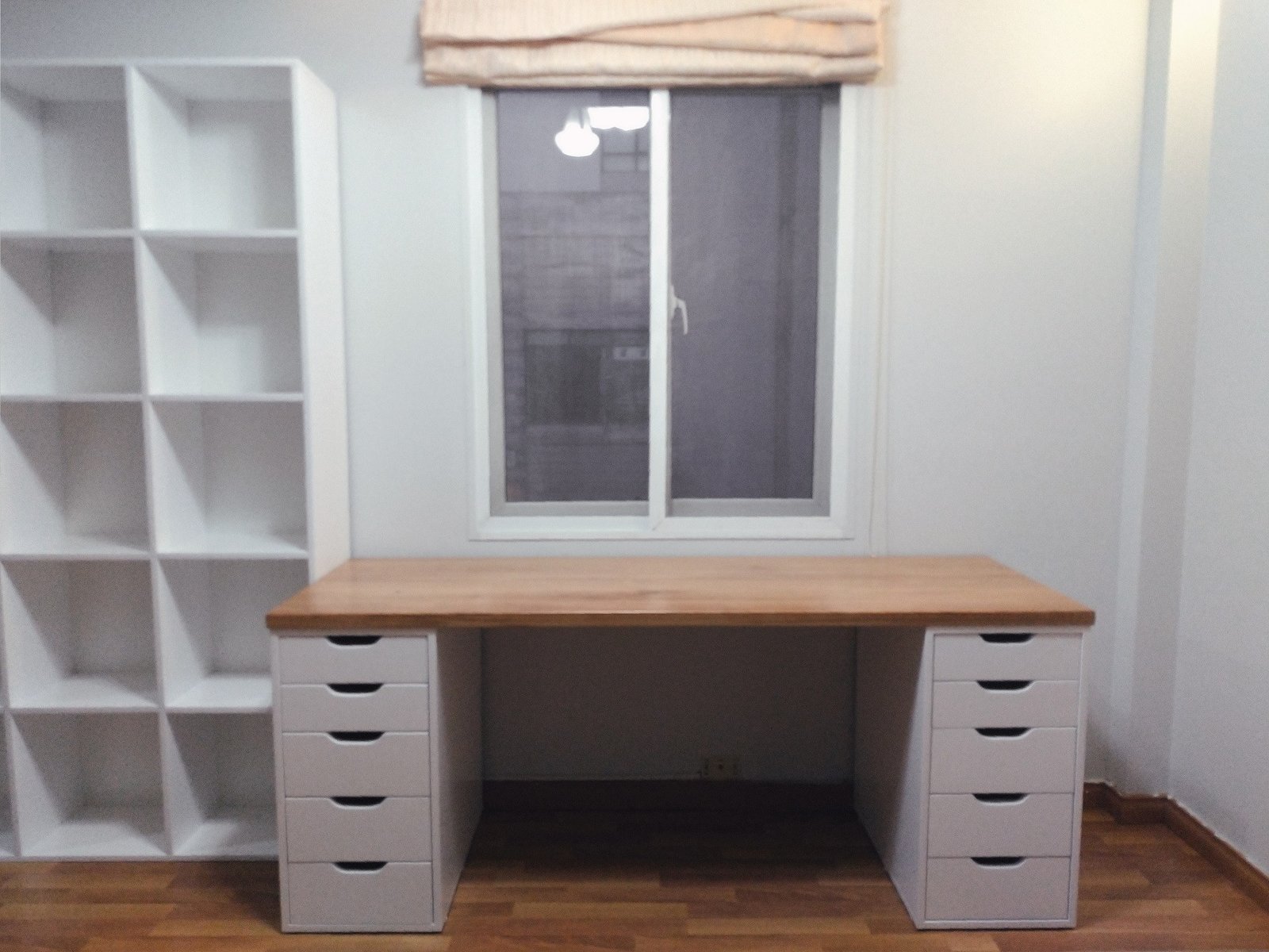 Bố cục bàn và kệ sách lý tưởng cho góc học tập của em