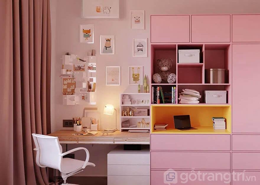 Bức tranh vẽ góc học tập đơn giản với hình ảnh hoạt hình ngộ nghĩnh treo trên tường, tạo không gian học tập vui tươi và kích thích trí tưởng tượng cho trẻ.