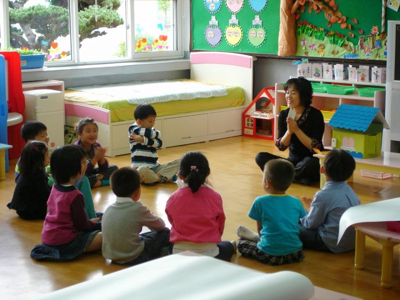 Các bạn nhỏ hào hứng tìm kiếm đồ dùng gia đình qua trò chơi vận động