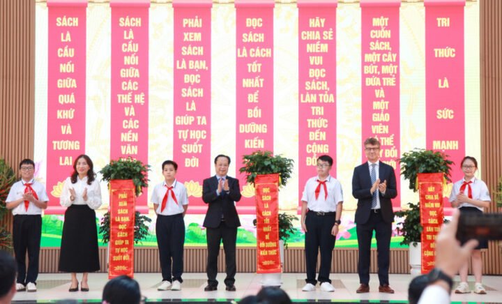 Các đại biểu thực hiện nghi thức phát động Tuần lễ học tập suốt đời năm 2024 tại Hà Nội