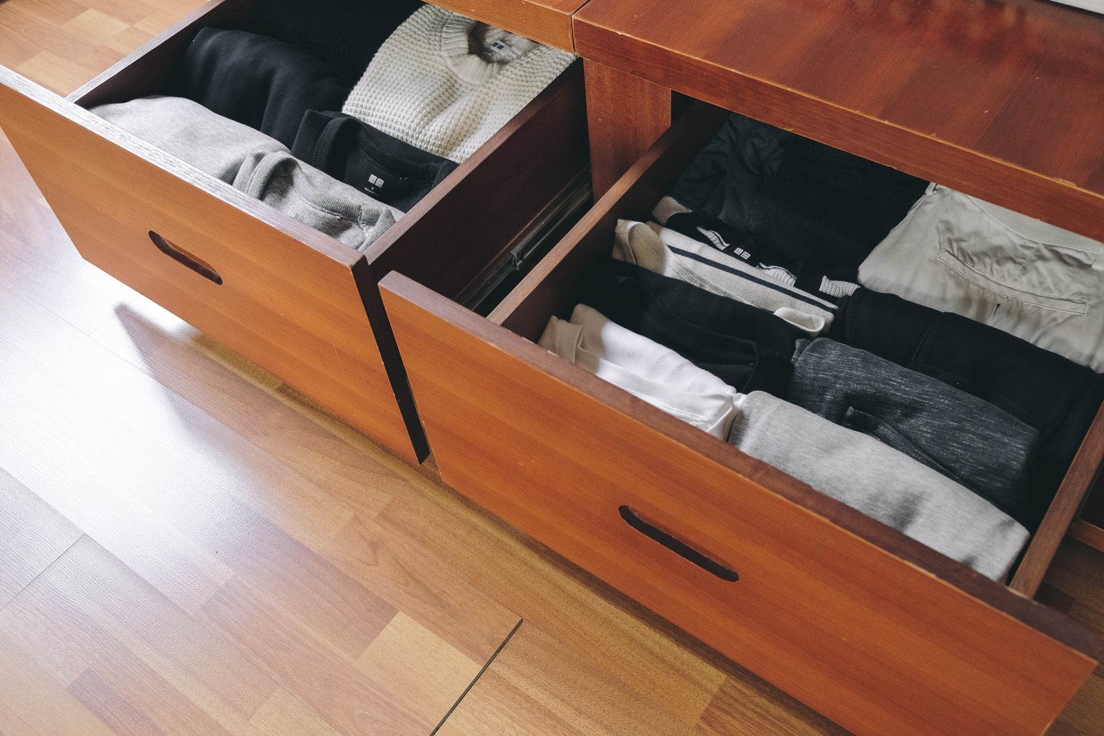 Các ngăn kéo dưới gầm giường để lưu trữ quần áo mùa đông