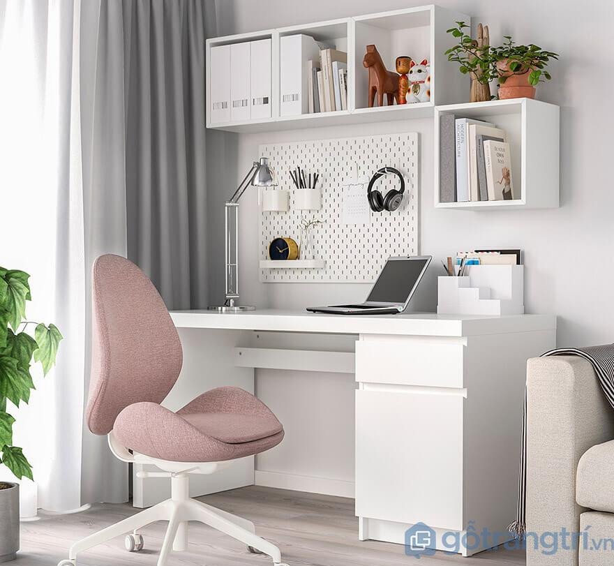 Cách bố trí với bảng lỗ giúp không gian gọn gàng và dễ dàng thay đổi theo sở thích.