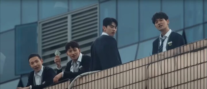 Cảnh hành động kịch tính giữa nhóm anh hùng và tổ chức bạo lực ngầm trong tập 7