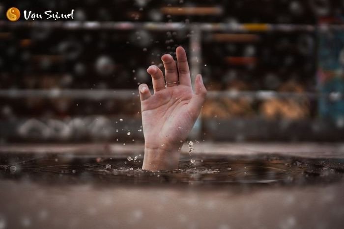 Cảnh người chết đuối trong giấc mơ, biểu thị sự chuyển mình và cơ hội mới sau khi mơ thấy người yêu chết đuối