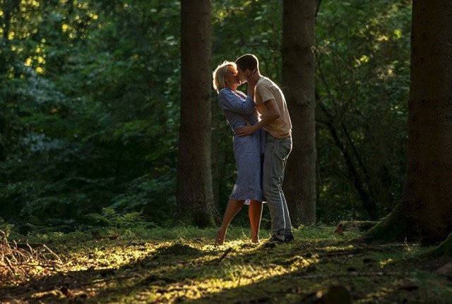 Cặp đôi đang trao đổi, thể hiện sự quan tâm và san sẻ để củng cố tình cảm vợ chồng