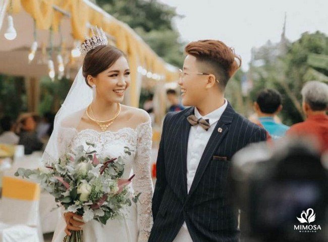Cặp đôi đang trao nhẫn cưới trong buổi lễ