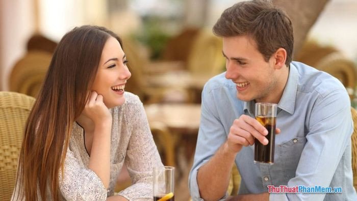 Cặp đôi đang vui vẻ hẹn hò dưới trời đêm, thể hiện mong muốn được ở bên cạnh người mình thương trong cuộc sống thực.