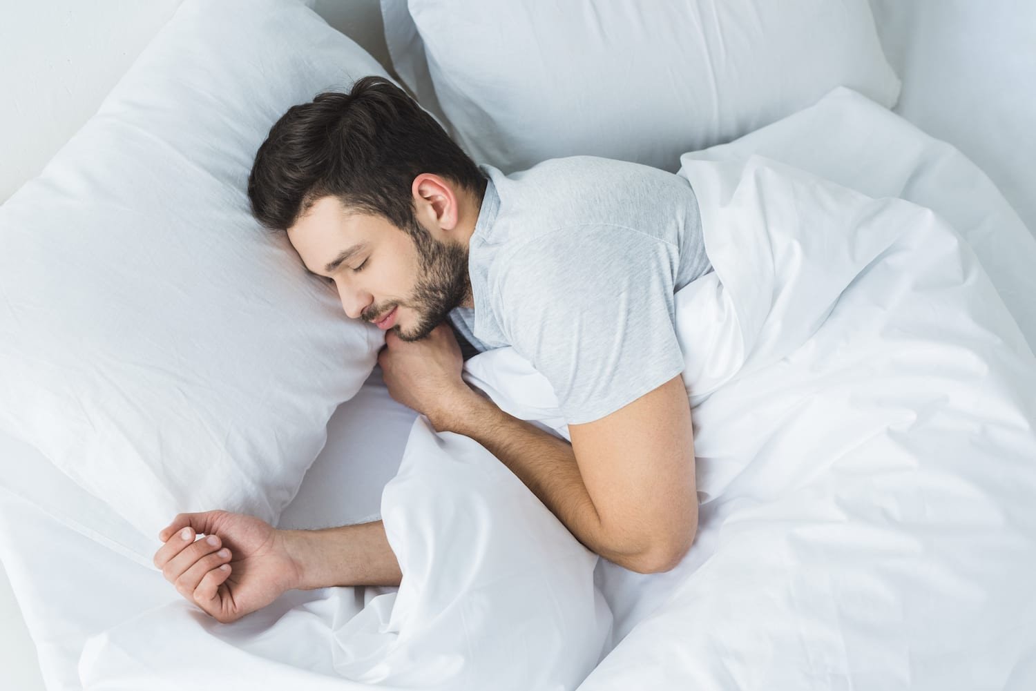 Cặp đôi nắm tay, biểu tượng cho sự gắn kết trong tình yêu và giấc mơ