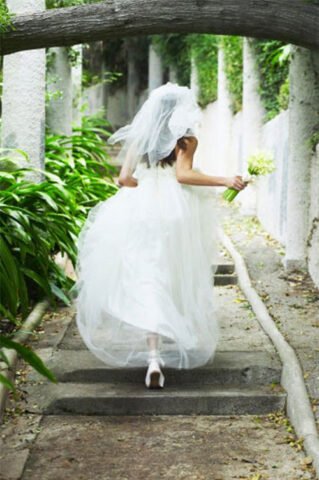 Cặp đôi nắm tay trong lễ đường, tượng trưng cho hạnh phúc hôn nhân và khởi đầu mới