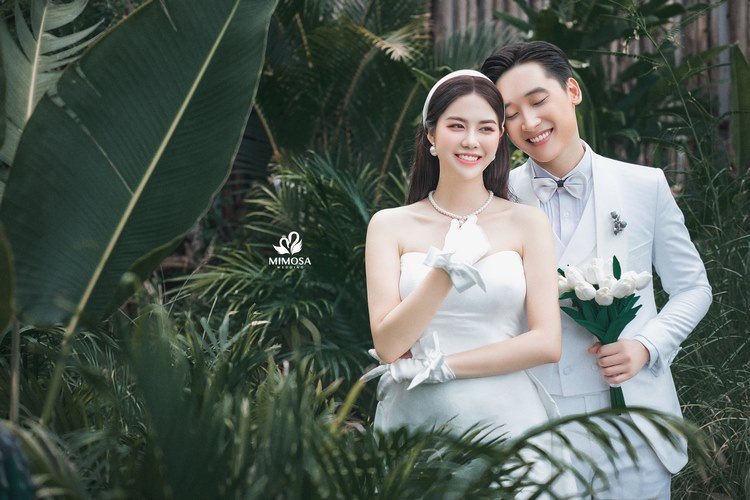 Cặp đôi trao nhẫn cưới lãng mạn, điềm báo khi mơ thấy bản thân đám cưới