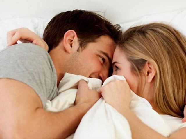 Cặp đôi yêu nhau hạnh phúc trong mơ