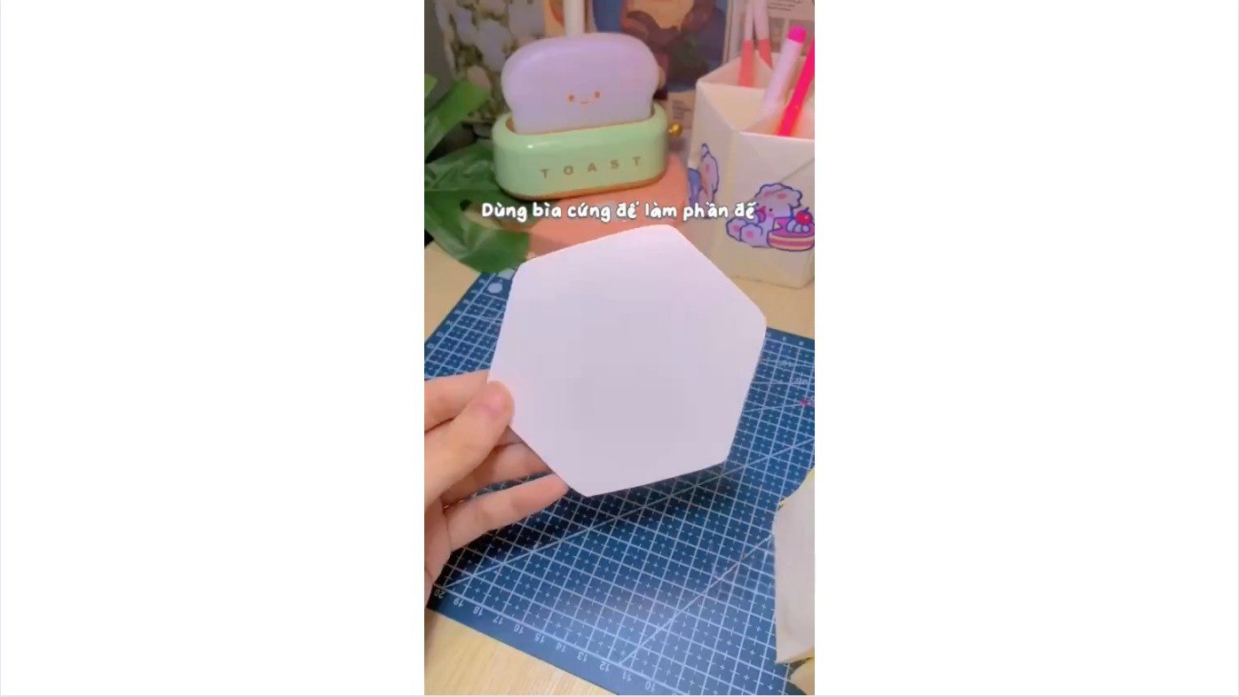 Cắt hình đa giác từ bìa cứng và dán làm đáy hộp bút tự làm