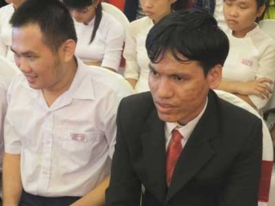 Chân dung chàng trai khiếm thị Nguyễn Văn Duy với nụ cười lạc quan