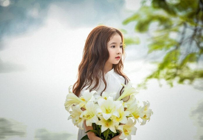 Cháu gái đang ngồi chơi đồ chơi
