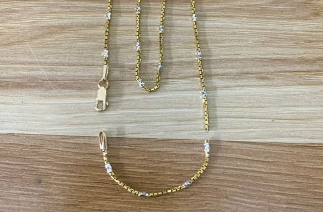 Chiếc dây chuyền vàng bị đứt, thể hiện sự mất mát hoặc kết thúc một mối quan hệ trong giấc mơ
