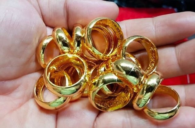 Chiếc nhẫn vàng bị mất hoặc rơi