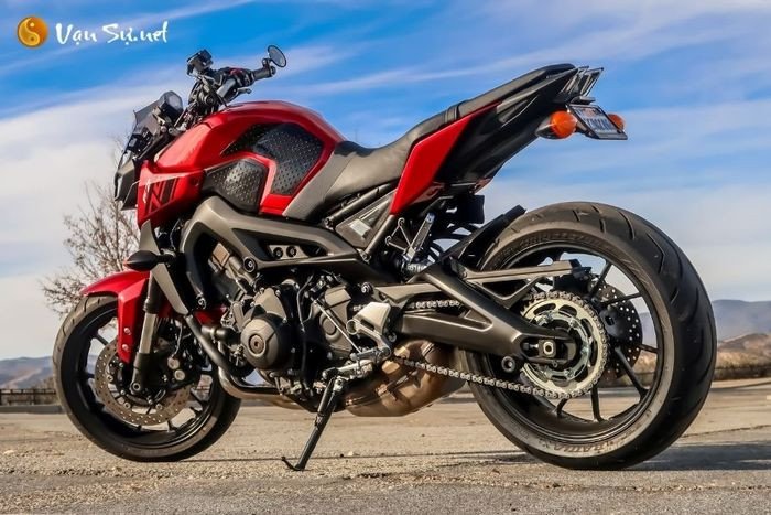 Chiếc xe máy màu vàng đậu trên vỉa hè, gợi ý sự thay đổi và khám phá trong nằm mơ thấy xe máy