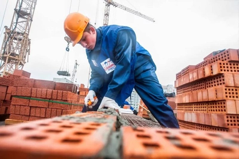 Chiêm bao thấy người thân hoặc người lạ đang xây nhà
