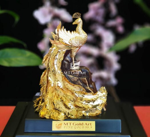 Chim phượng hoàng huyền thoại đang bay, biểu tượng của sự tái sinh và quyền năng trong giấc mơ