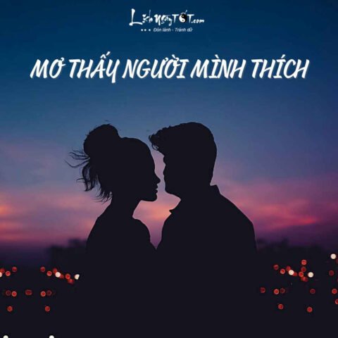 Cô gái mỉm cười nghĩ về giấc mơ thấy crush nhắn tin cho mình