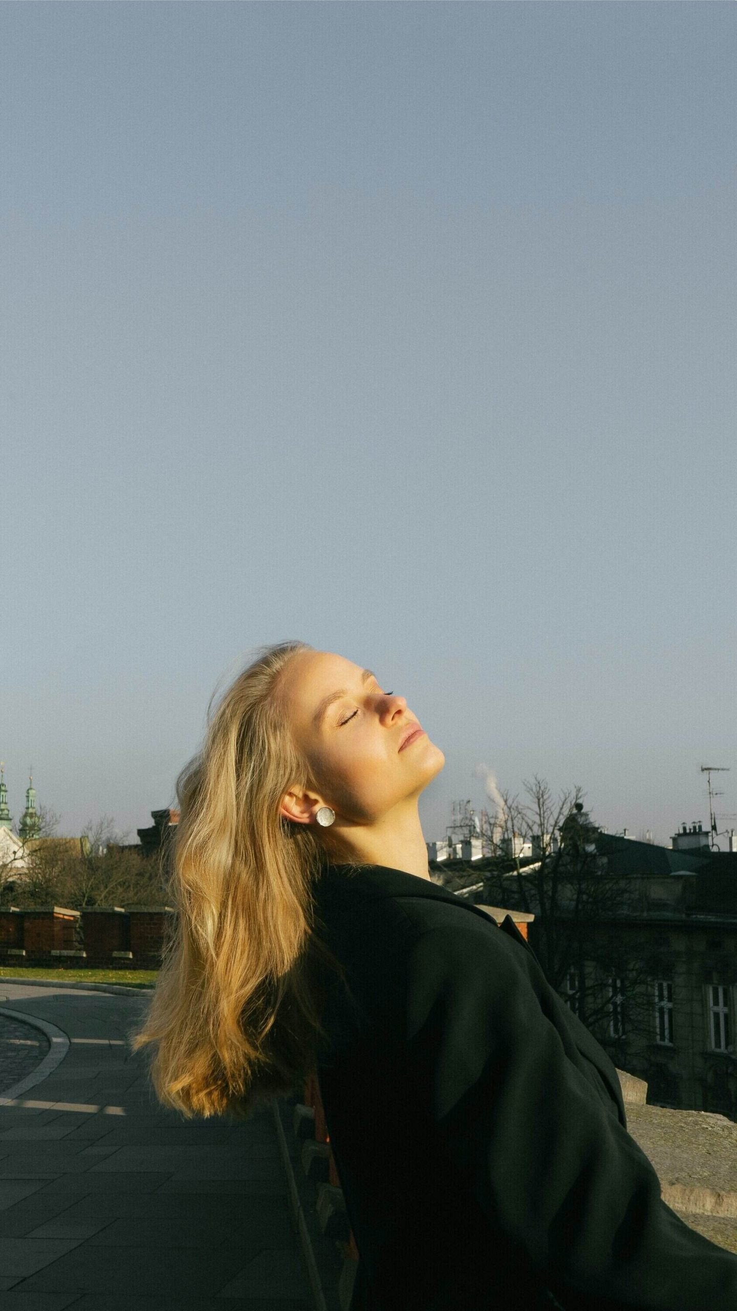 Cô gái tóc vàng nhắm mắt, biểu tượng cho tiềm thức và cảm xúc khi nằm mơ thấy người lạ trao đổi