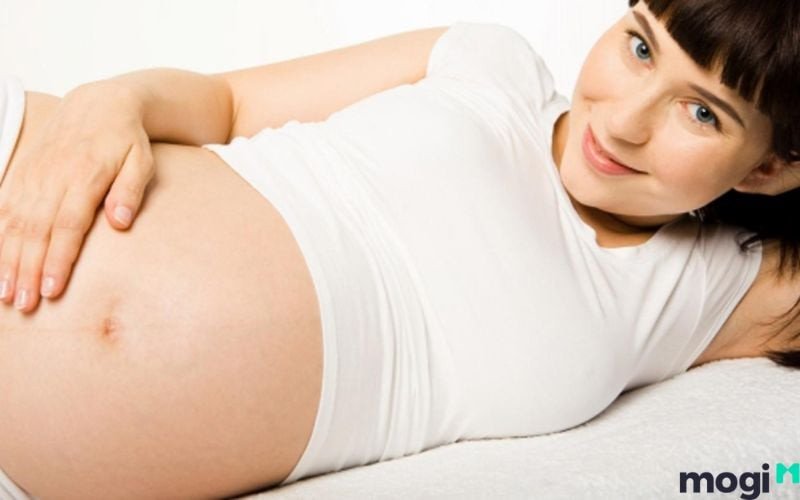 Cô gái trẻ mơ thấy mình mang thai, thể hiện mong muốn sâu sắc bên trong