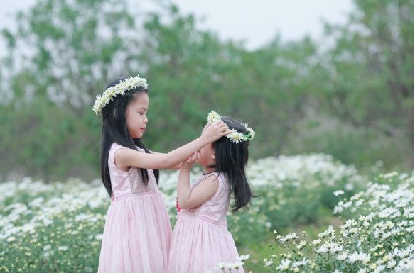 cô gái trẻ thơ vui đùa gợi nhắc giấc mơ thấy em gái đánh con gì