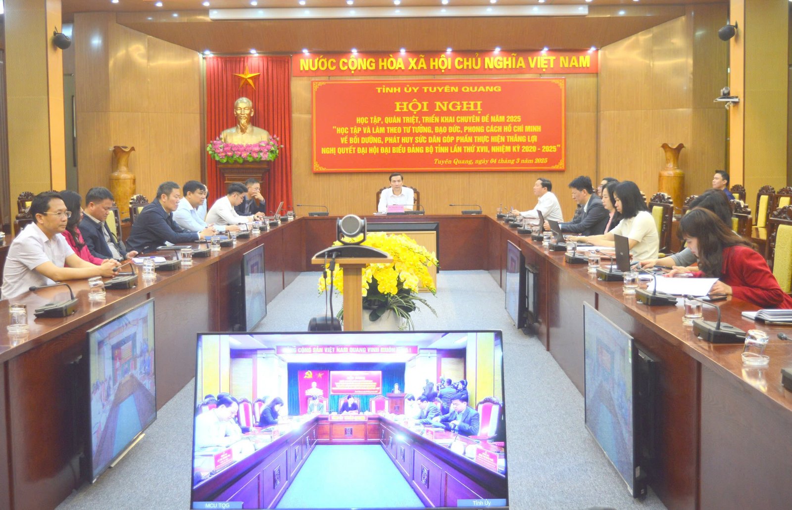 Đại biểu tại điểm cầu Đảng ủy UBND tỉnh tham gia hội nghị, quán triệt chuyên đề Hồ Chí Minh