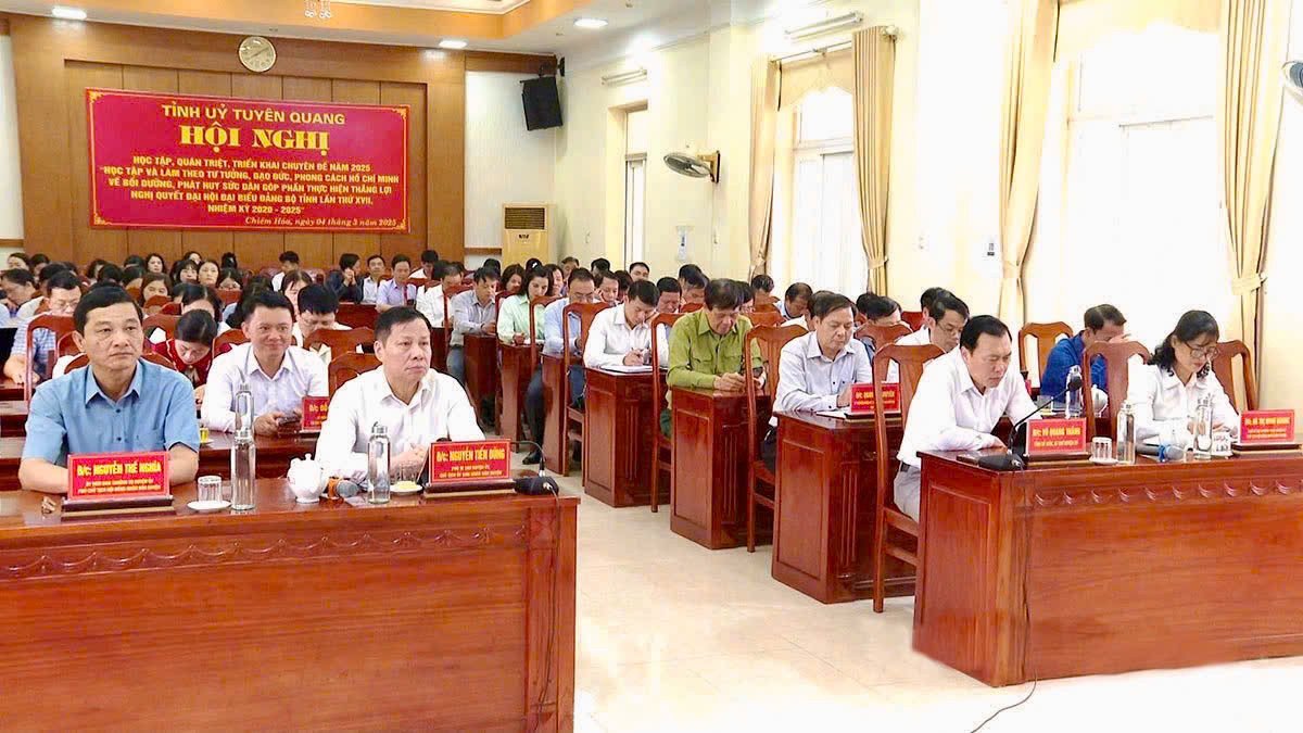 Đại biểu tại điểm cầu huyện Chiêm Hóa tham dự hội nghị trực tuyến, cùng học tập chuyên đề năm 2025