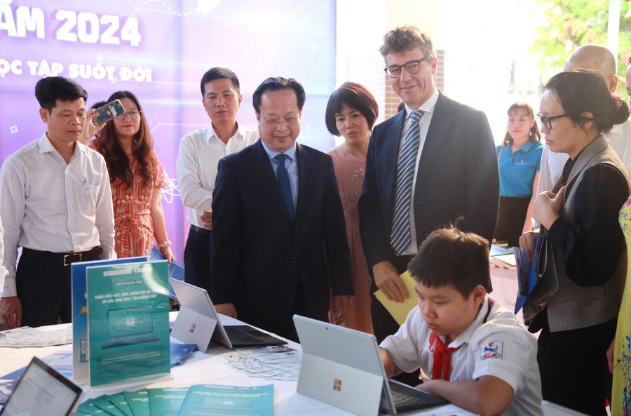 Đại biểu tham quan khu trải nghiệm đọc sách, thúc đẩy văn hóa đọc kỹ thuật số