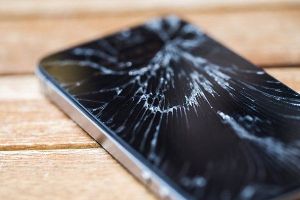 Điện thoại bị rơi vỡ màn hình, tượng trưng cho những thay đổi và cơ hội mới trong giấc mơ.